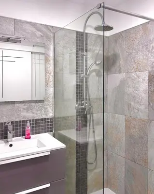 a bathroom with a shower and a sink at Studio climatisé au cœur d Ajaccio - à pied des plages et du centre in Ajaccio