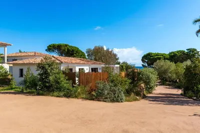 a white house with a fence and a dirt road at Villa U Veniqui 2 - Piscine privée in Conca