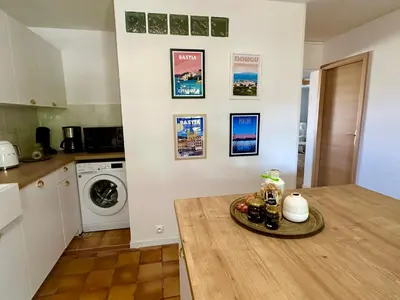 a kitchen with a table with a plate on it at Villa Caline, 4 chambres, lotissement calme et proche mer in Lucciana