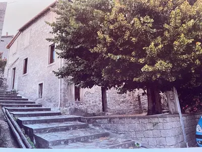 a group of stairs next to a building with a tree at Casa Marie in Sampolo