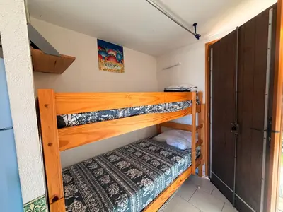 a pair of bunk beds in a small room at CYRNEA 27- Plage à pieds - Clim-Wifi- Favone in Conca