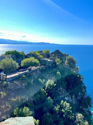 an island in the middle of the ocean at bel appartement vue montagne proche bastia in Borgo