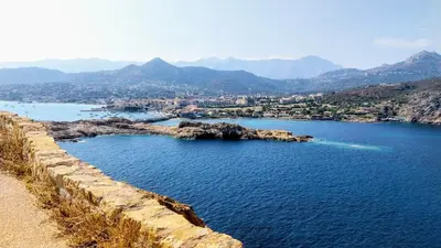 a large body of water with a city in the background at La maison du bonheur in Ville-di-Paraso