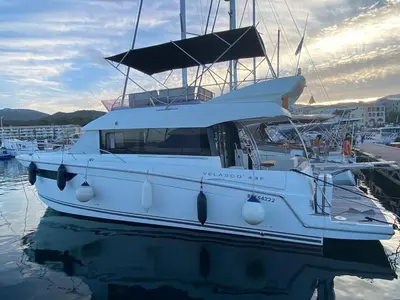 a white boat is docked in a harbor at luxueux bateau à quai in Sari Solenzara
