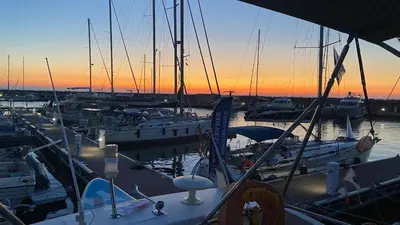 a group of boats docked in a marina at sunset at luxueux bateau à quai in Sari Solenzara
