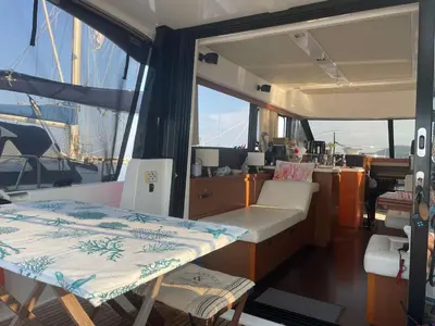 a room with two beds on a boat at luxueux bateau à quai in Sari Solenzara