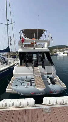 a boat is docked at a dock in the water at luxueux bateau à quai in Sari Solenzara