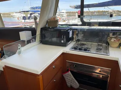 a kitchen with a microwave and a stove on a boat at luxueux bateau à quai in Sari Solenzara