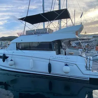 luxueux bateau à quai