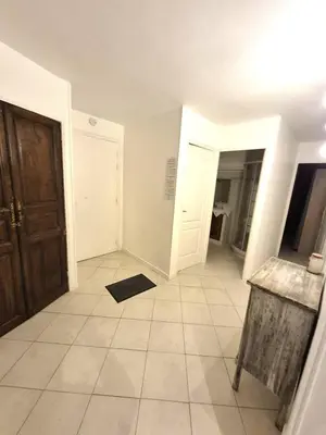 an empty room with a door and a tiled floor at rez de villa confort & grand extérieur in Furiani
