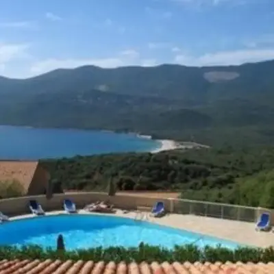 Villa vue jardin dans résidence calme wifi piscine mer à pied