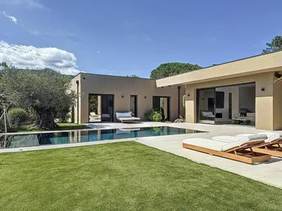 a house with a swimming pool in the yard at Casa Jean Baptiste in Lecci