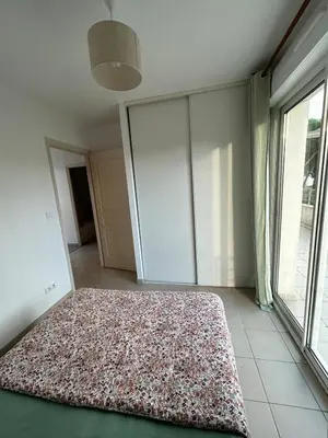 a rug on the floor in a room with windows at Joli appartement résidentiel plage et piscine in Poggio-Mezzana