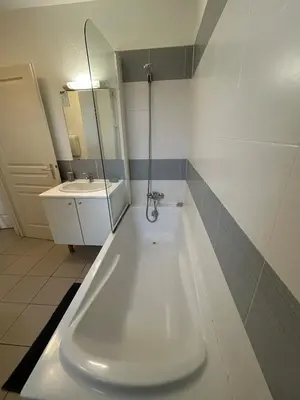 a white bathroom with a sink and a mirror at Joli appartement résidentiel plage et piscine in Poggio-Mezzana
