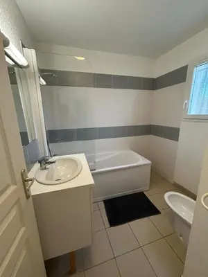 a bathroom with a sink and a tub and a toilet at Joli appartement résidentiel plage et piscine in Poggio-Mezzana