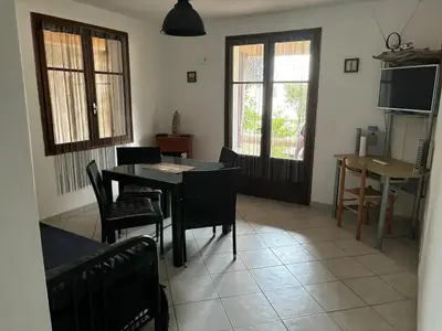 a kitchen and dining room with a table and chairs at Appartement cosy à Propriano, 45 m², terrasse in Propriano