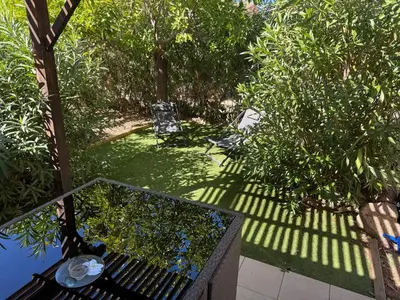 an overhead view of a picnic table in a garden at Mini Villa Alba Rossa in Serra-di-Ferro