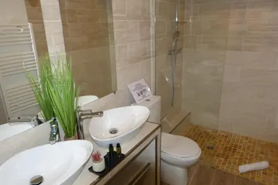 a bathroom with a sink and a toilet and a shower at Duo de Mini-villas, gîtes chaleureux & vue mer in Olmeto