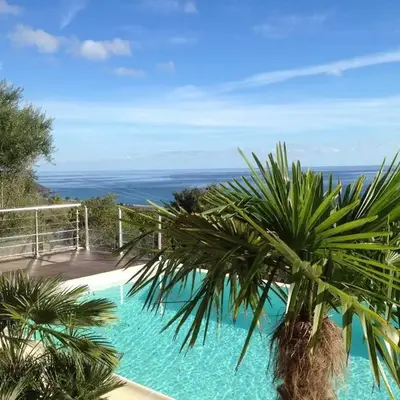 Villa avec vue mer et piscine à débordement