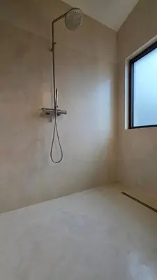 a room with a light on the wall and a window at Villa Aria Natura, calme sérénité piscine chauffée in Porto-Vecchio