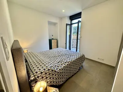 a bedroom with a bed in a room at Magnifique T3 tout confort in Propriano