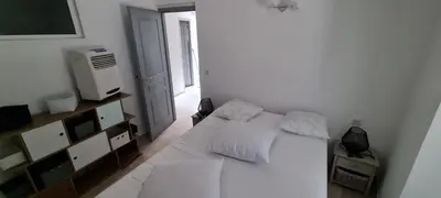 a bedroom with a white bed and a television at Zilia in Zilia