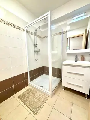a bathroom with a shower and a sink at Appartement 2 chambres - Rez-de-jardin - Avec piscine in Oletta