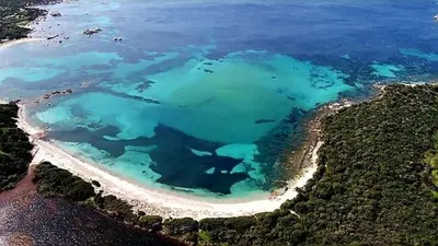 an aerial view of a beach with blue water at Villa avec Piscine in Pianottoli-Caldarello