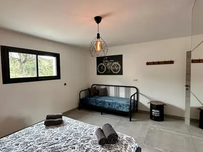 a bedroom with a bed and a window at Charmant appartement en Rez-de-chaussée de VILLA - Classification 3 étoiles in Sari Solenzara