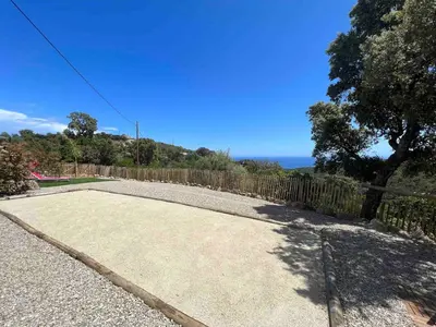 a backyard with a basketball court and a fence at Charmant appartement en Rez-de-chaussée de VILLA - Classification 3 étoiles in Sari Solenzara