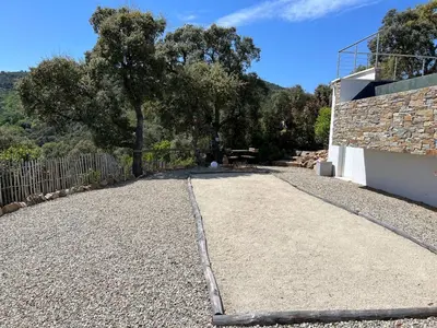 a gravel driveway in front of a building at Charmant appartement en Rez-de-chaussée de VILLA - Classification 3 étoiles in Sari Solenzara