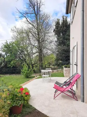 a pink bench sitting on a patio with a table at Logement T2 Villa Bavella Vista in Quenza