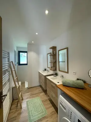 a kitchen with a sink and a washing machine at Belle villa avec piscine à Bonifacio in Bonifacio