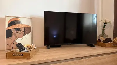 a flat screen tv sitting on top of a dresser at Mare è Muntagna in Mignataja