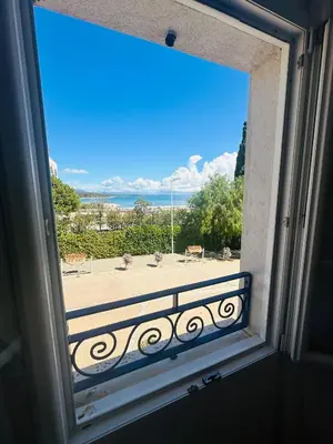 a window with a view of the ocean at Appartement pieds dans l'eau sur Port de Plaisance in Sari Solenzara