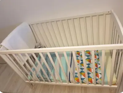 a white crib with a crib at Horizon bleu in Ventiseri