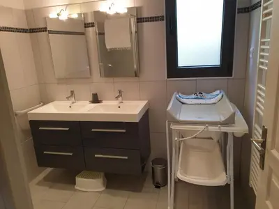 a bathroom with two sinks and a mirror at Horizon bleu in Ventiseri