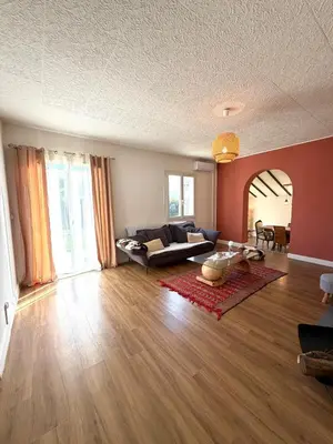 a living room with a couch and a table at Villa San Michele 3 chambres in Linguizzetta