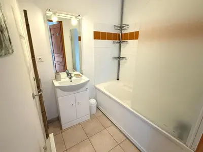 a bathroom with a tub and a sink and a bath tub at Appartement 4 personnes - Soléa 137 - Vue Mer in Serra-di-Ferro