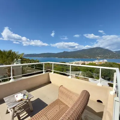 a view of the water from a balcony at Deux pièces tout confort vue mer imprenable in Propriano