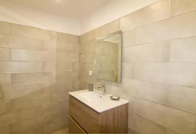 a bathroom with a sink and a mirror at Bel appartement 1 chambre pieds dans l'eau in Casaglione
