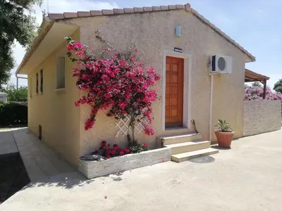a house with pink flowers on the side of it at Villa sur Travo , Solenzara in Vaccili