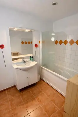 a bathroom with a sink and a shower at Appartement 4 personnes - Soléa 229 - Vue Mer in Serra-di-Ferro