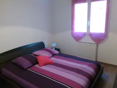 a bed in a bedroom with a window at A Casa di Natalina in Piana