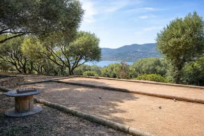 a bench sitting on top of a dirt field at Appartement 40 m2 Piscine vue panoramique sur Cupabia in Serra-di-Ferro