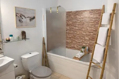 a bathroom with a toilet and a bath tub at Appartement 40 m2 Piscine vue panoramique sur Cupabia in Serra-di-Ferro