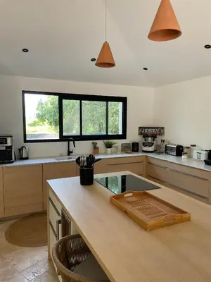 a kitchen and living room with a table and chairs at Villa Mare e Monte - Cala Rossa in Porto-Vecchio