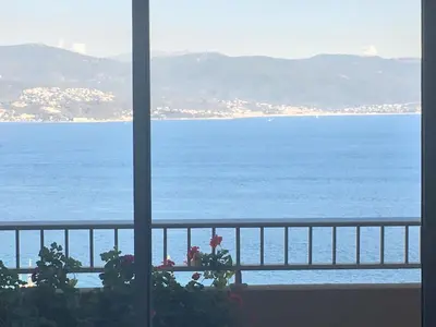 a living room with a couch and a tv at Vista di Nata appartement en ville entre mer et maquis in Ajaccio