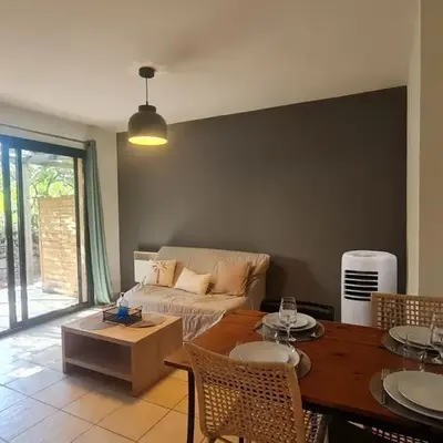 Mini villa avec piscine mer à pied wifi clim dans résidence