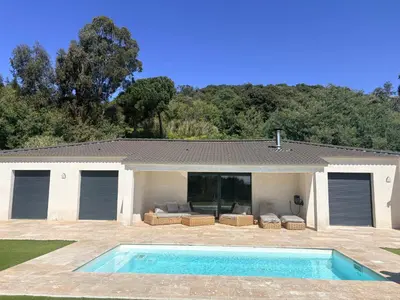 a house with a swimming pool with a blue inflatable at Villa moderne piscine vue mer in Ajaccio